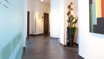 Vasektomie in Aschaffenburg - Flur Blick in die Aschaffenburger Vasektomie-Praxis