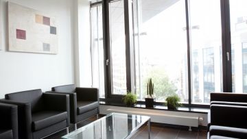 Warteraum der Urologie Dr. Sawaya Blick in den Wartebereich - Vasektomiestandort Aschaffenburg
