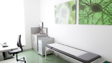 Patientenuntersuchung in Aschaffenburg Untersuchungszimmer Praxis Dr. Sawaya