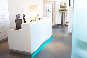 Empfangsbereich der Praxis Dr. Sawaya Patientenempfang in Aschaffenburg